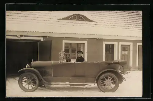 Foto-AK Auto, Mann mit seinem Hund im KFZ, Winter