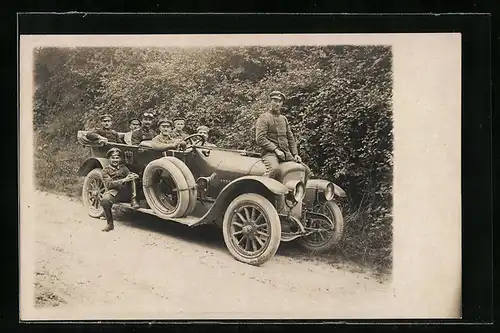 Foto-AK Auto, Kleine Gruppe Soldaten in Uniform in einem KFZ