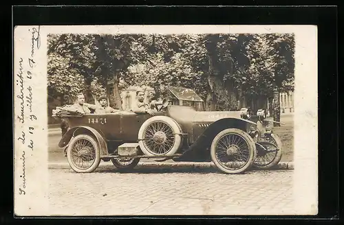 Foto-AK Auto, Drei Soldaten in Uniform im KFZ 14471