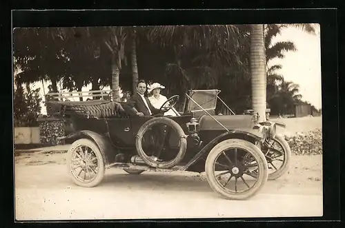 Foto-AK Auto Overland, Hochzeitspaar im KFZ am Strand, Miami, FL