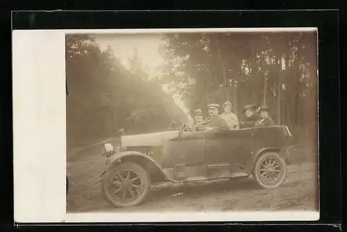 Foto-AK Auto, Vollbesetztes Fahrzeug auf einer Lichtung