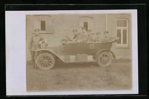 Foto-AK Auto Hansa (1912 /1913), Kleine Gruppe von Uniformierten im KFZ