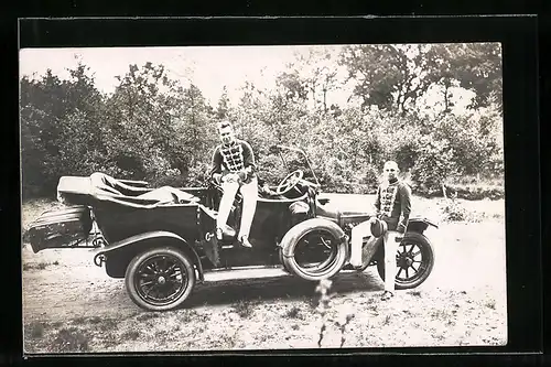 Foto-AK Auto, Zwei uniformierte Soldaten an einem Fahrzeug