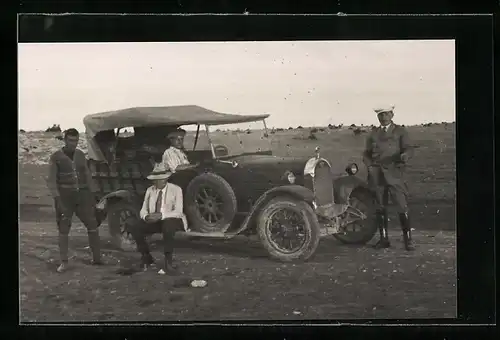 Foto-AK Auto, Vier Männer an einem Fahrzeug mit geschlossenem Verdeck