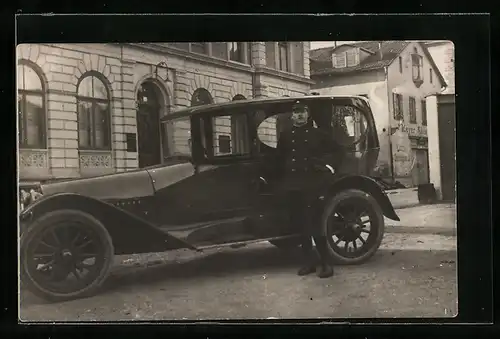 Foto-AK Auto, Chauffeur in Uniform an seinem KFZ