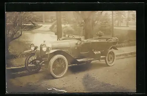 Foto-AK Auto, Fahrzeug mit offenem Verdeck an einem Dorfteich, 1929