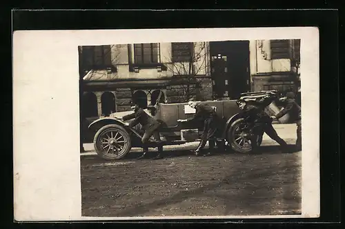 Foto-AK Auto Protos oder Standard (1913), Vier Männer schieben Fahrzeug an