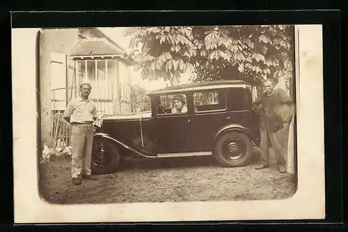 Foto-AK Auto, Frau am Steuer eines KFZ, im Garten