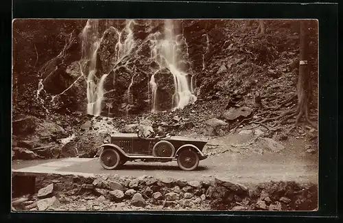 Foto-AK Auto, Zwei Männer im kleinen KFZ vor einem Wasserfall