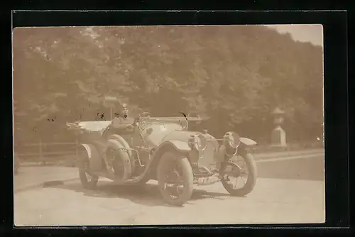 Foto-AK Auto, Mann am Steuer eines KFZ, quer auf der Strasse