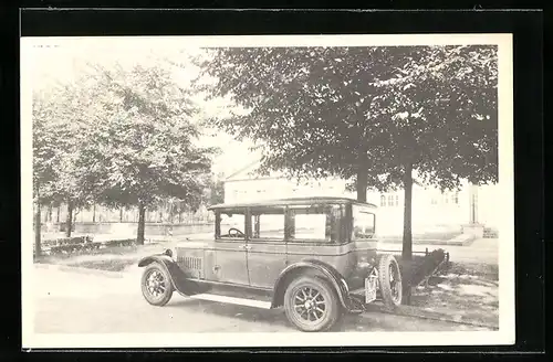 Foto-AK Auto Nash (1925), Fahrzeug am Strassenrand mit Ersatzreifen hinten