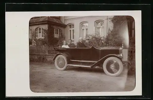Foto-AK Auto, Zwei ältere Ehepaare in einem schwarzen Fahrzeug