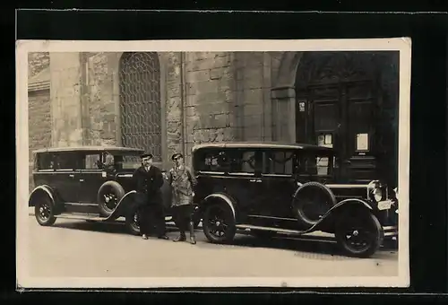 Foto-AK Auto, Zwei parkende schwarze KFZ, die Chauffeure posieren davor