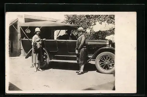 Foto-AK Auto, Zwei Frauen an einem KFZ mit geschlossenem Verdeck