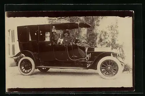 AK Auto, Chauffeur mit seinem Hund in einem schwarzen KFZ