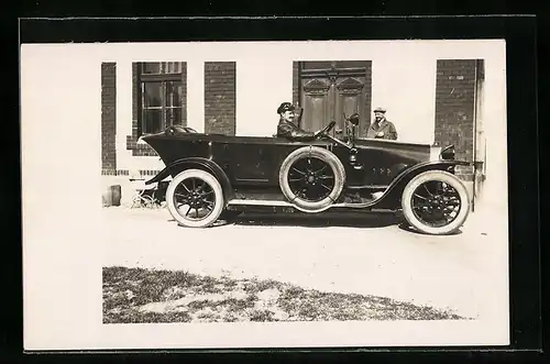 Foto-AK Auto, Chauffeur in Lederjacke in seinem KFZ mit Continental Reifen