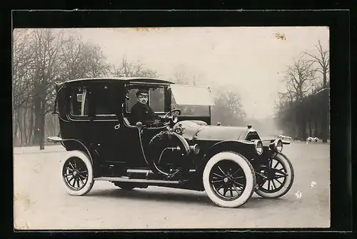 AK Auto, Chauffeur in warmer Dienstkleidung in seinem KFZ