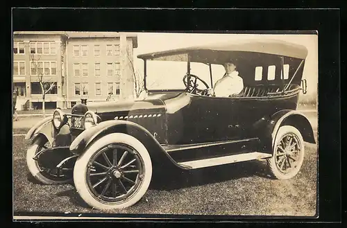 AK Auto, Frau in weisser Jacke in ihrem schwarzen KFZ