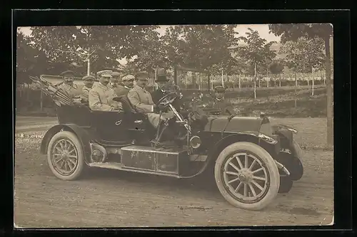 AK Auto, Sieben Männer mit Schnurrbärten in vollem KFZ