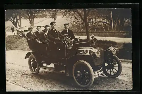 Foto-AK Auto, Chauffeur mit vier Fahrgästen in seinem Fahrzeug