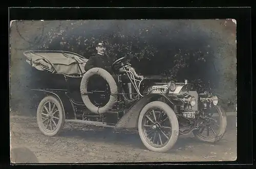 Foto-AK Auto, Chauffeur in einem Fahrzeug am Wegesrand