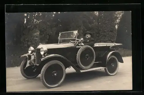 Foto-AK Auto Rochet-Schneider, Mann mit Fedora am Steuer eines schwarzen KFZ