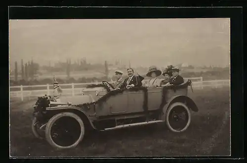 AK Auto, Geschmücktes Fahrzeug mit gut gekleidetem Fahrer und Beifahrern