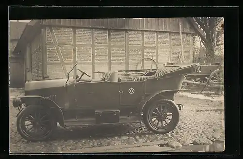 AK Auto, Fahrzeug mit offenem Verdeck vor einem Fachwerkhaus