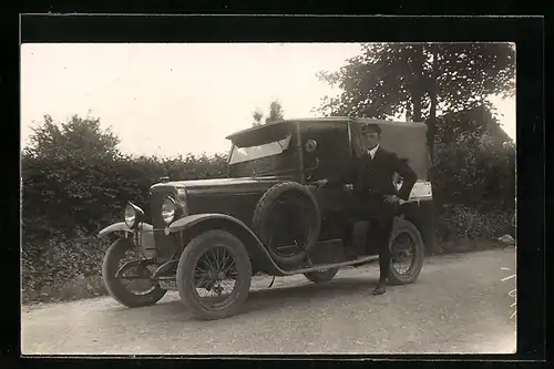 AK Auto, Chauffeur mit einem Fuss auf dem Trittbrett seines KFZ