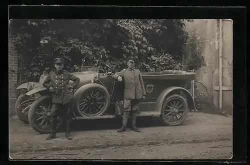 Foto-AK Auto Dürkopp (1917 /18), Zwei Soldaten in Uniform am Armee-Fahrzeug