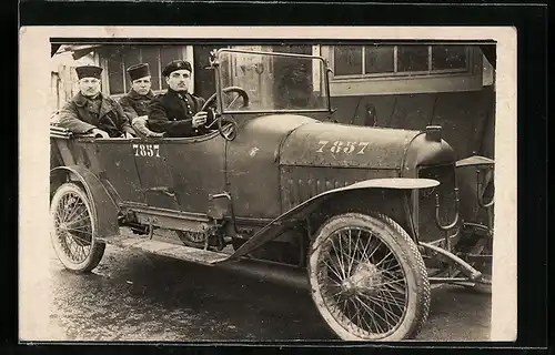 AK Auto, Französische Soldaten in Uniform in einem KFZ