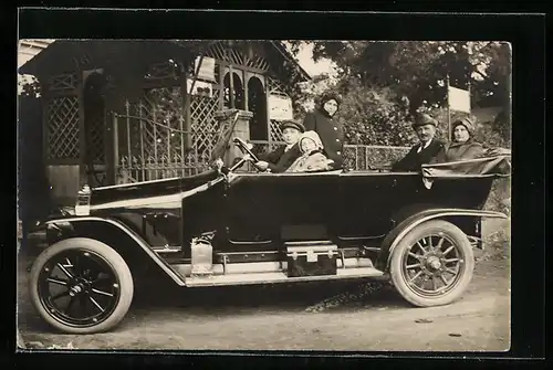 Foto-AK Auto, Familie in einem Cabrio, Die Kinder vorne am Steuer