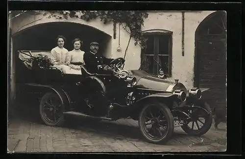 Foto-AK Auto, Zwei Frauen und ein Chauffeur im Auto