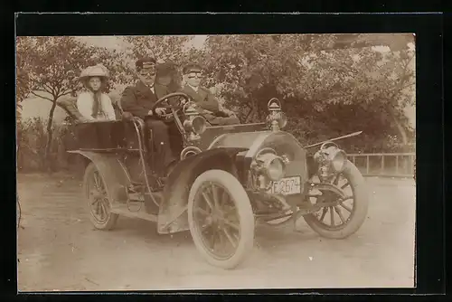 Foto-AK Auto, Zwei Männer mit Fahrerbrillen fahren KFZ, zwei Damen auf der Rückbank