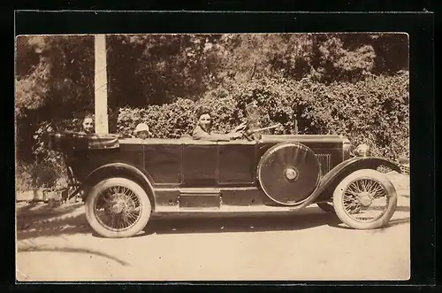 Foto-AK Auto, Mutter mit ihren zwei Kindern in einem KFZ