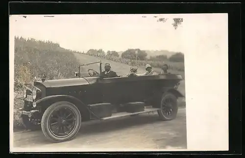 Foto-AK Auto, Älterer Herr mit zwei Damen in einem KFZ auf dem Lande