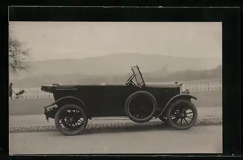 Foto-AK Auto, Geparktes schwarzes KFZ mit seitlichen Ersatzreifen