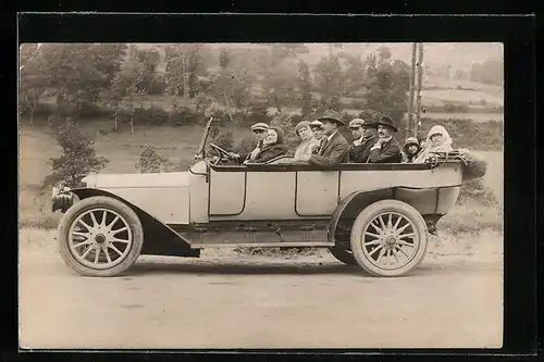 Foto-AK Auto, Ausflugsgruppe in vollbesetztem Fahrzeug auf dem Lande