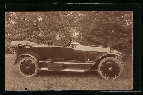 Foto-AK Auto, Chauffeur in einem KFZ auf einer Wiese