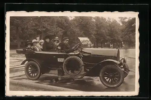 Foto-AK Auto, Vier Frauen und ein Mädchen in einem Taxi auf der Strasse