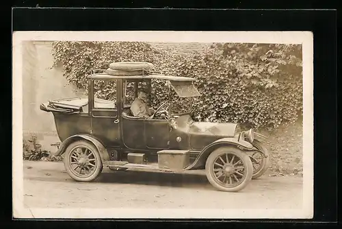 Foto-AK Auto, Chauffeur in einem KFZ mit Ersatzreifen auf dem Dach
