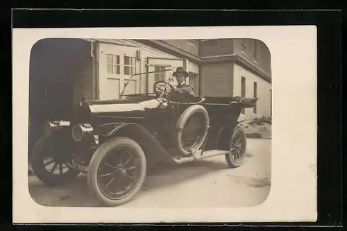 Foto-AK Auto MAD, Mann mit Melone am Steuer eines schwarzen KFZ
