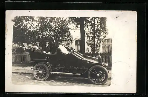 Foto-AK Auto, älterer Herr in weiss am Steuer eines KFZ, drei Beifahrer