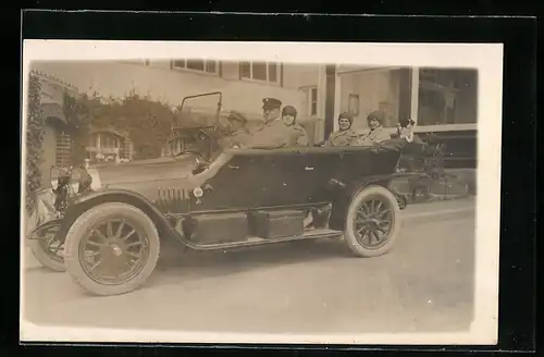 Foto-AK Auto, Chauffeure fahren drei Damen mit einem kleinen Hund umher