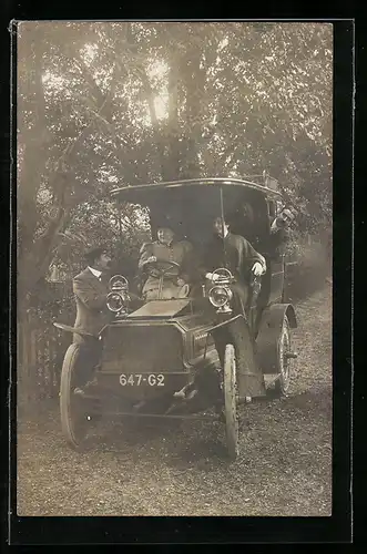 Foto-AK Auto, Zwei Damen am Steuer eines KFZ, ein Mann schaut aus der Passagierkabine heraus
