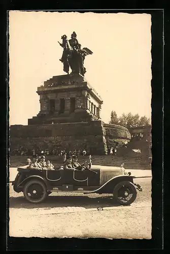 Foto-AK Auto, Kleine Ausflugsgruppe im KFZ an einem Denkmal