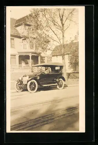 Foto-AK Auto Overland, Eine Frau in einem KFZ in Villengegend