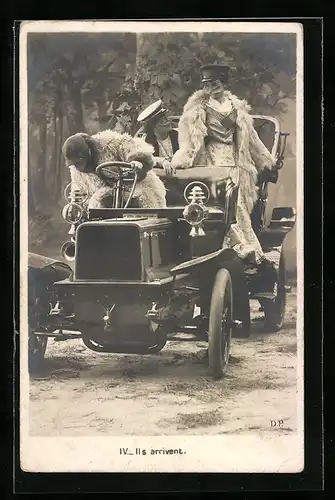 Foto-AK Auto, Drei Verkleidete kommen in ihrem KFZ auf der Party an