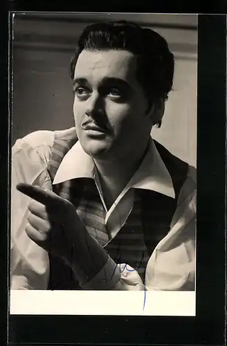 AK Opernsänger Hermann Prey in Der Barbier von Sevilla, mit original Autograph
