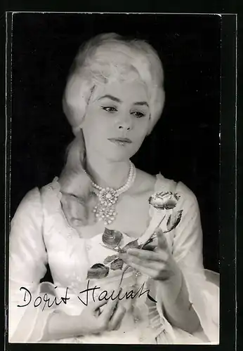 AK Opernsängerin Dorit Hanak auf der Bühne, mit original Autograph